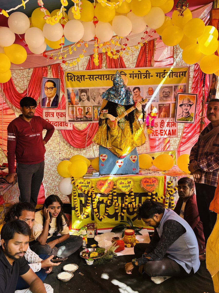 SamreenFatma24's tweet photo. BPSC अभ्यर्थियों ने कुछ इस अंदाज़ में मनाई सरस्वती पूजा🙏

#bpsc #BPSCReExamForAll #BPSC70th #BPSCStudentsProtest #bpscprotest #nitishkumar https://t.co/4glBDohliw