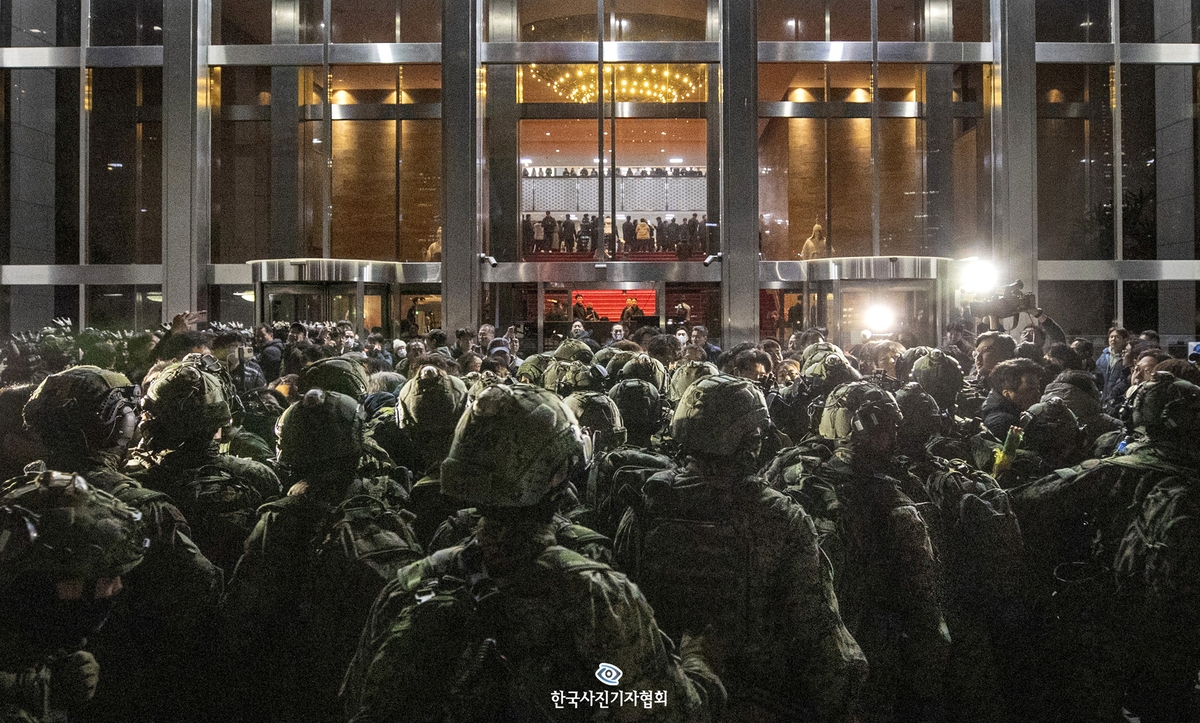 제61회 한국보도사진전 뉴스 부문 대상 수상작  
'다시 보고 싶지 않은 '서울의 밤''