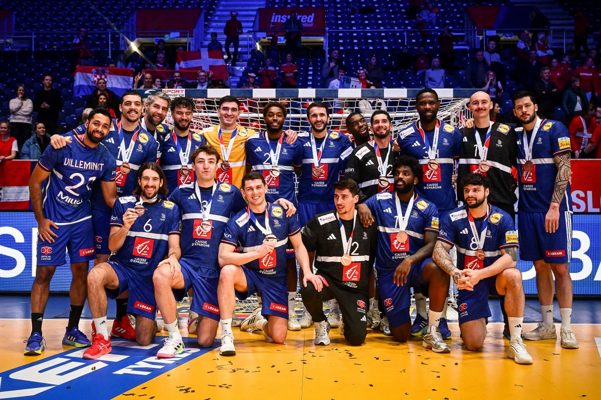FRAHandball's tweet photo. Médaille de bronze ! 🇫🇷🥉
#BleuetFier https://t.co/uh3hW3pMQ5