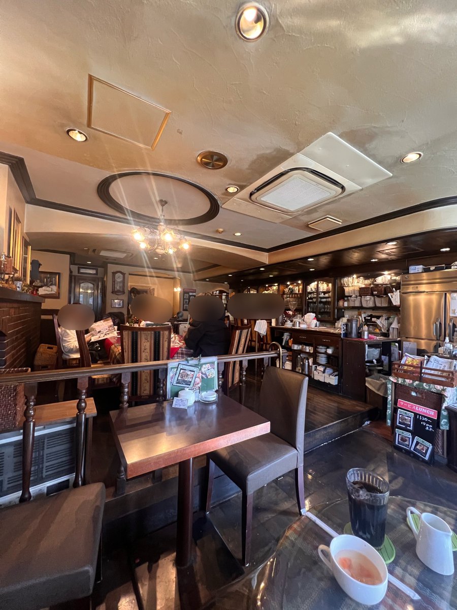 mitsuboshi_7's tweet photo. 喫茶の中で群を抜いて好き！

📍大阪都島【cafe de finesse】

アンティーク家具がめっちゃあって超いい感じのカフェ。ご飯・デザートの種類も多くて超満足。個人的にはオムライス、煮込みハンバーグ、シーフードピラフが好きかな。

喫煙可なので吸わない人は厳しいかもだけど、吸う人にとってはオアシスかも！僕は吸わないけど気にならないのでよく行ってます🙆