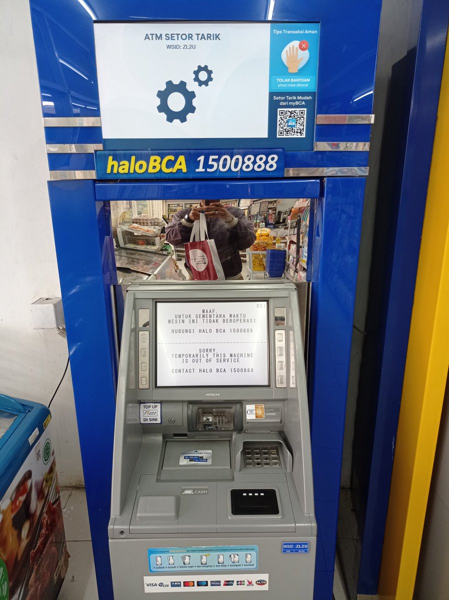 ompupu's tweet photo. @BankBCA ATM BCA daerah Ketintang barat. Eror https://t.co/HfobI9RCr1
