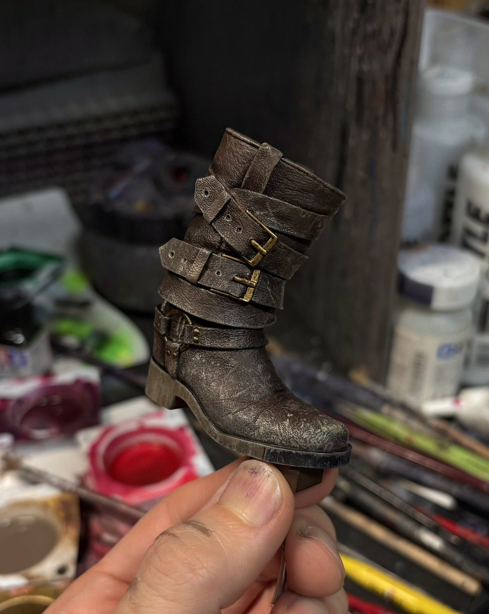 ドライブラシだけだと表現としての安っぽさが出がちなので、細い筆で傷みたいな汚れやドットも入れました。#ダンテ