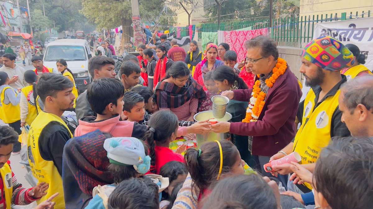 DrMunishRaizada's tweet photo. तीनों भ्रष्ट पार्टियों ने जे.जे. कालोनियों में नई दिल्ली वि.स. में पैसे और बाहुबल से आतंक का माहौल बना दिया है। दारू पिला पिला कर बुद्धि भ्रष्ट कर दी है।
👉वहीं हम दूध के पोषण पर बात करते है और दूध पिलाते हैं।
इस बार दारू पिलाने वाले को बाहर कीजिए और 12 न . बटन (कूड़ादान) दबाकर डॉ मुनीश रायज़ादा को जिताएं 🙏
#DelhiElection2025 #DelhiElections2025 #DelhiAssemblyElection2025