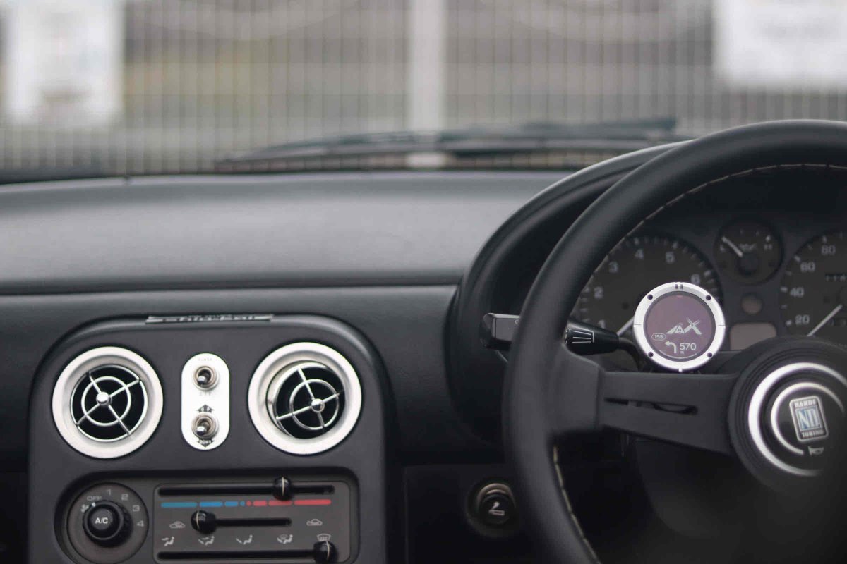 「90年代にスマホなんてなかった。」
NA/NBオーナーの皆さん。スマホスタンドが車の景観を損なうってお悩みはありませんか？紹介の商品は #BEELINE MotoⅡ。（BLD30-SVR）これ実は、バイク用のナビなんです。追加メーターのようなデザインで景観を損なうことなく、とにかくスタイリッシュ！