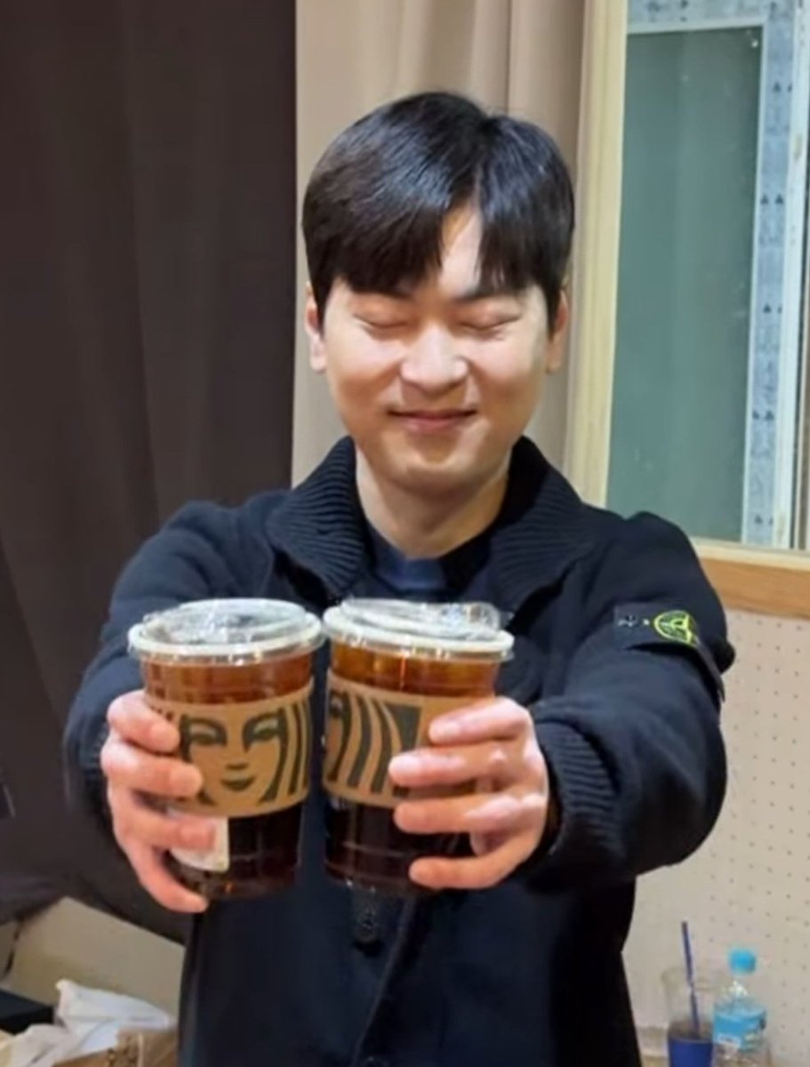 마지막이 편지라서 맨날 편지만 주구장창 읽고 울컥하고 그랬는데..이젠 매일 기훈이 얼굴 보면서 진짜로 잘 기다려볼게..기훈이도 맛있는거 많이 먹고 건강하게 잘지내고.. 쉬는동안 기훈이 인생 최대 억까는 휴게소에 매직핫도그 안팔아서 대신 핫바 사먹는 일 그거뿐이길..우리 웃으면서 만나자🫶🏻