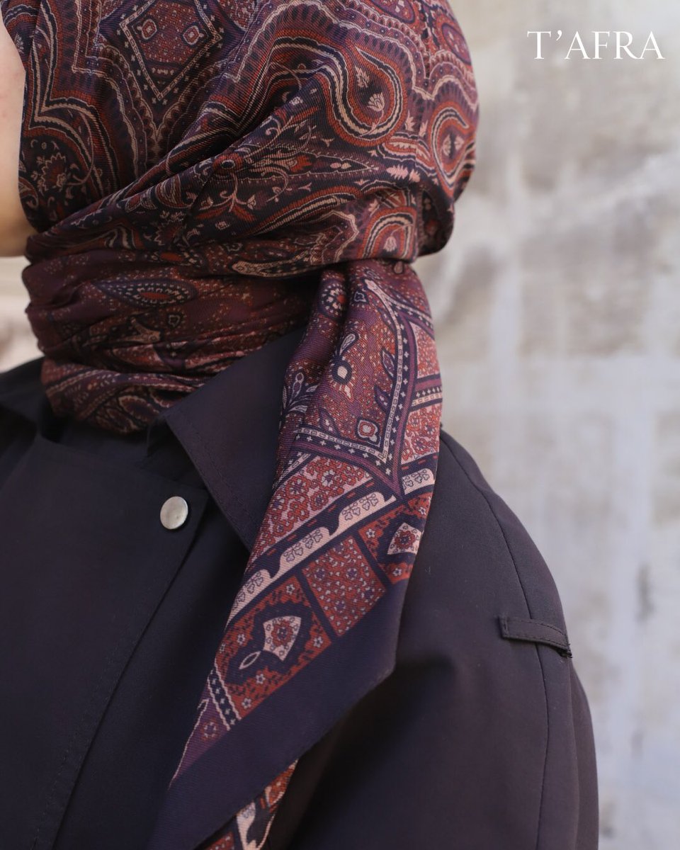 Tesettürünü omuzlarında da taşımak isteyenler için mükemmel bir seçenek✨140*140 cm yün ipek kumaştan üretilen büyük boy eşarbımız hem yumuşak dokusuyla konfor sunuyor hem de etnik desenleriyle tarzınızı tamamlıyor.Kolay şekil alan yapısıyla gün boyu rahatlık ve şıklık sizinle 🌺