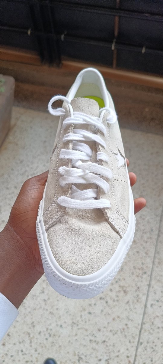 RevoltUg's tweet photo. "If I ever let my head down it will be just to admire my shoes" 👟😄 

Kicks available UK SIZE 7 EUR 40 UGX 80K

DM 0705924578

#REVOLT⚡ 
" Fit life and beyond" https://t.co/ytDSa6heBS