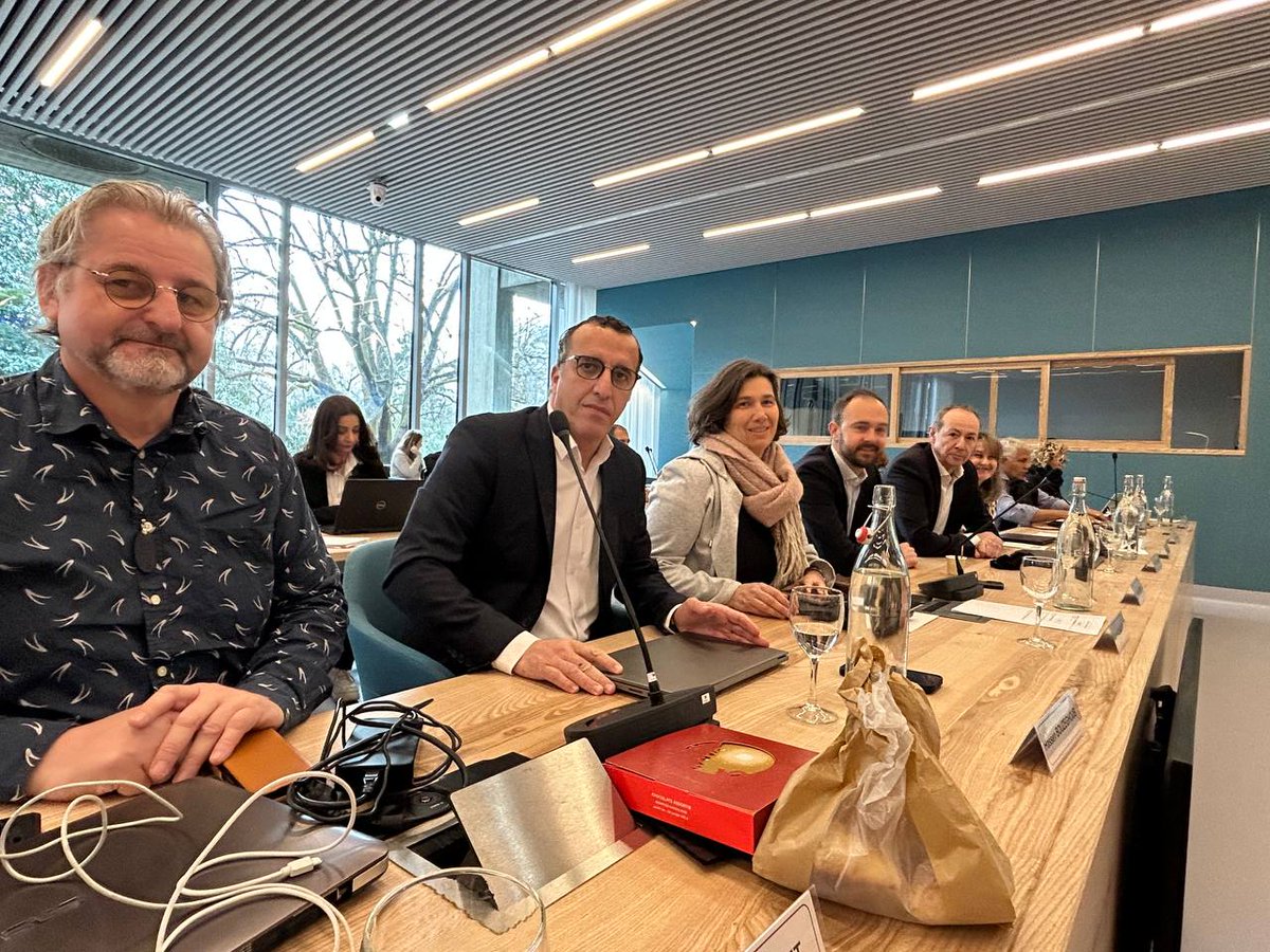 Le #CMGrenoble commence. Il est à suivre en direct ici : m.youtube.com/watch?v=aPkyrC…

<a href="/GrenobleDES/">GDES - Grenoble Démocratie Ecologie Solidarité</a> <a href="/cecilecena/">Cécile Cenatiempo</a> <a href="/r8main/">Romain Gentil</a> <a href="/Bouzeghoub_HGre/">Hassen Bouzeghoub</a> <a href="/PascalClouaire/">Pascal Clouaire</a> <a href="/AmelZenati/">Amel ✌️🌾</a>