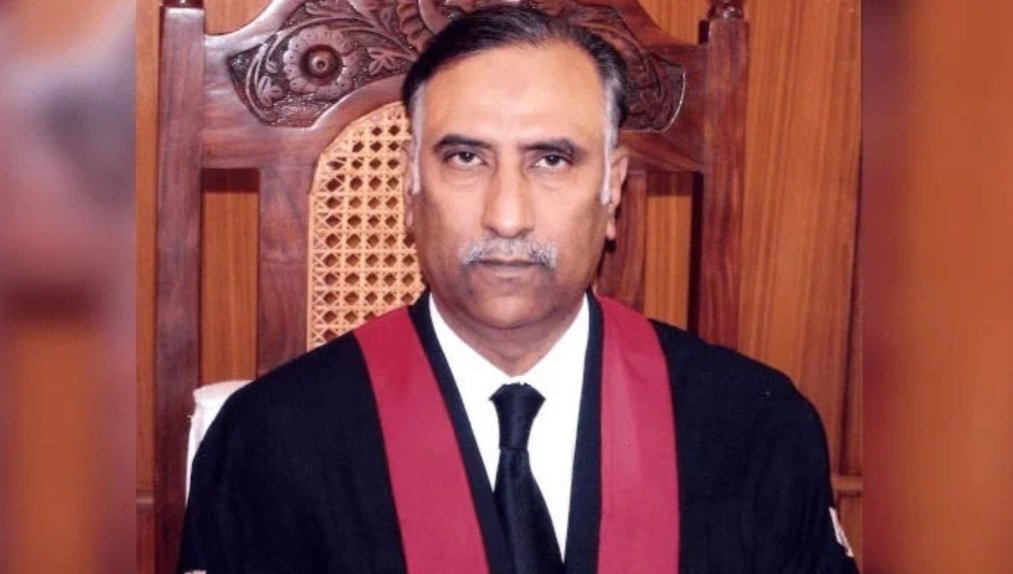 صوبوں میں ہم آہنگی لانے کے لئے سرفراز ڈوگر جیسا بدنام زمانہ کرپٹ جج ہی اسلام آباد ہائیکورٹ لانا کیوں ضروری تھا، یحییٰ آفریدی صاحب ؟
جس کا خوف ہے، وہ تو جیل میں بیٹھا ہوا ہے !
#قوم_کی_آواز_خان_کی_رہائی