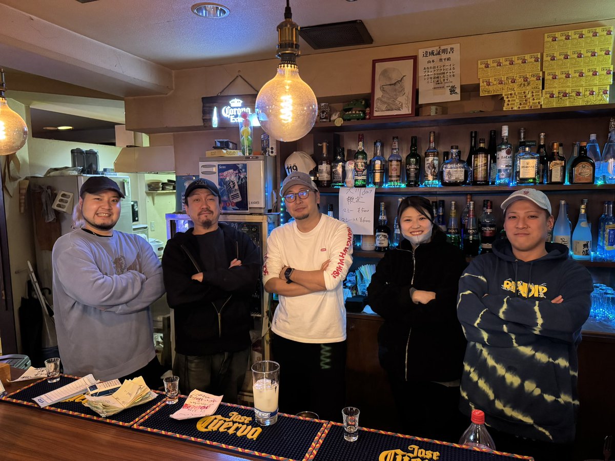 MerryGrotto's tweet photo. 本日はカイネ&amp;てっぺー&amp;うりぼーでお待ちしてます🍻

なぜか、チャーシュー仕込んでましたら、偶然にも醤油ラーメンのカエシができてしまいました。🍜
ラーメンいっぱいあるので食べてくださいお願いします。🍜

さてさて！
ハウスも今月！
エントリーしてくださいなっ❤️

今宵も元気にオープン🍻 https://t.co/D2pq8SvEOn