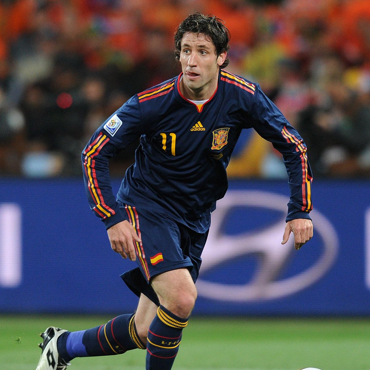 bet365_es's tweet photo. 🏆 Campeón de la Euro 2008
🏆 Campeón del Mundial 2010
⚽ Más de 400 partidos en LaLiga
🏅 Leyenda del fútbol español
Joan Capdevila, un guerrero en la banda izquierda que hizo historia con la selección.
¡Feliz cumpleaños leyenda! 🇪🇸🔥
#Capdevila #FelizCumpleaños #Leyenda https://t.co/UT37J2cxso