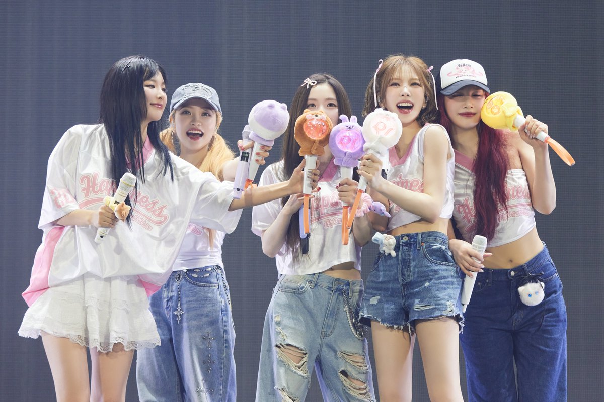 TSN_PHOTO's tweet photo. #레드벨벳 #RedVevlet #RedVelvetHappinessDiary #레드벨벳영화 #무대인사 #아이린 #슬기 #웬디 #조이 #예리