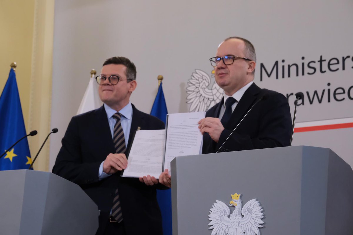 💭 Praworządność wymaga stabilnych i dobrze funkcjonujących instytucji. Dlatego tak istotne jest, by zmiany w ustroju sądownictwa i prokuratury były wypracowane w sposób ekspercki, oparty na dogłębnej analizie.

Minister Sprawiedliwości <a href="/Adbodnar/">Adam Bodnar</a> podczas konferencji prasowej.