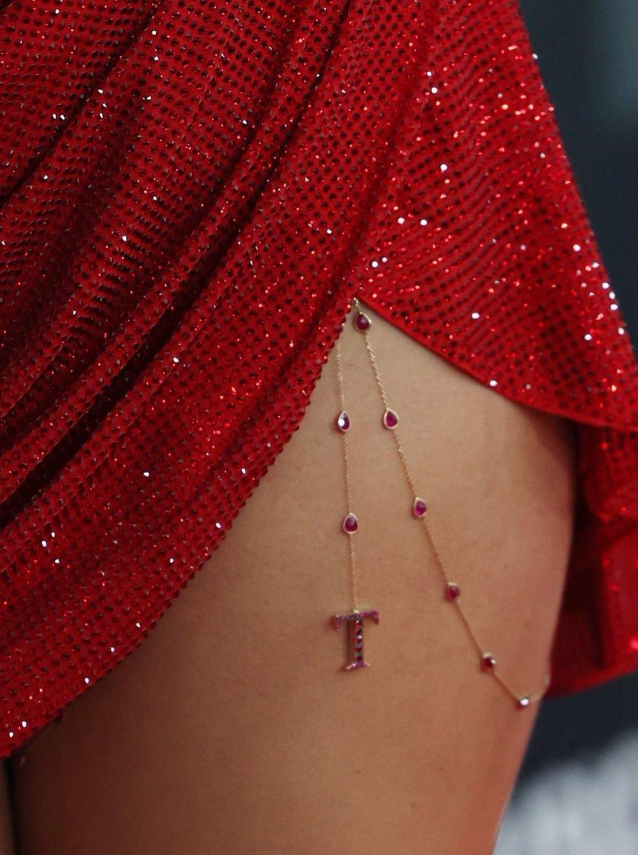 i’m simply obsessed. she looked EXTREMELY hot