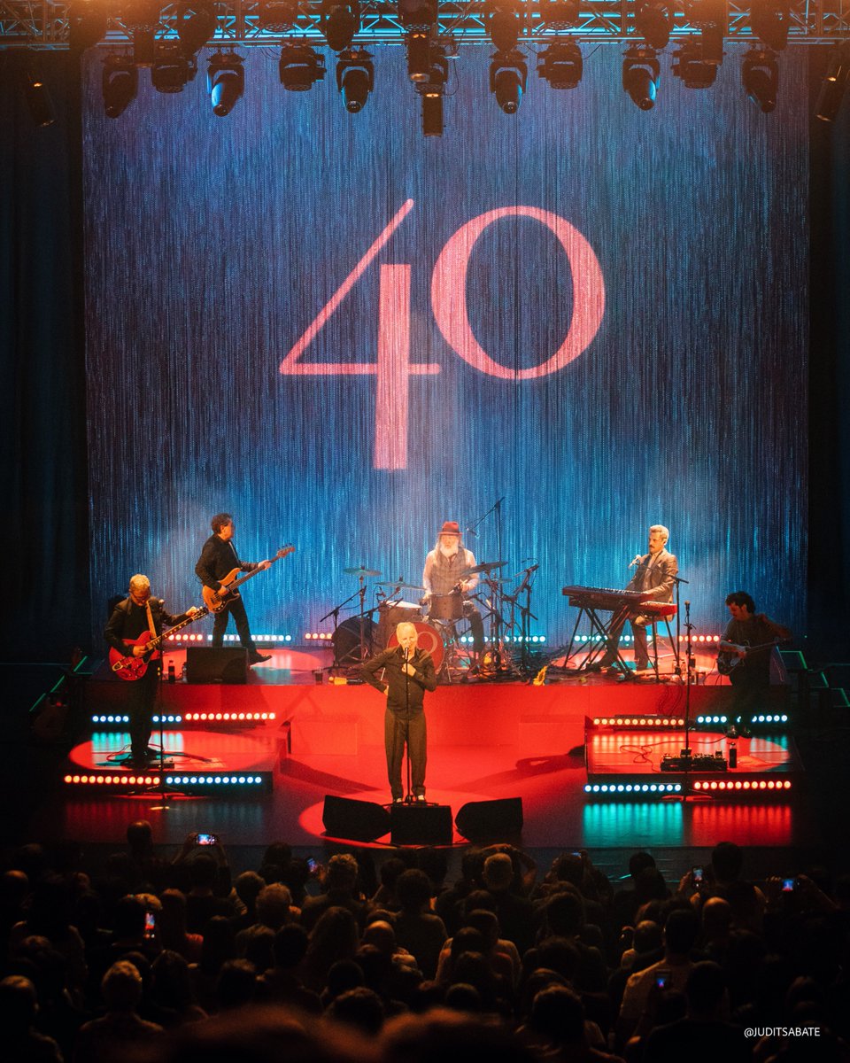 Ara sí, donem per inaugurada la gira “Cantant les quaranta” amb aquest doblet a l’<a href="/auditori_gi/">Auditori Palau de Congressos de Girona</a> que ha sigut absolutament meravellós i immillorable. Dos dies increïbles amb dos concerts totalment diferents, i amb l’Auditori ple a vessar. Us trobàvem molt a faltar, som molt i molt
