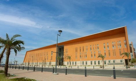 بعد سنوات طويلة من العمل في مواقع حكومية مختلفة، عدت اليوم إلى بيتي الأول، كلية الهندسة والبترول، المكان الذي شكّل بداياتي وأثرى رحلتي قبل أن تأخذني الحياة إلى محطات أخرى

اليوم، وأنا أسير في الممرات التي حملت أجمل ذكريات إنشاء هذه الكلية، وألتقي بزميلاتي وزملائي أعضاء هيئة
