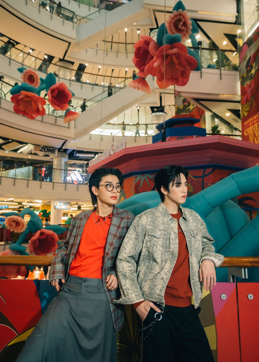 centralwOrld's tweet photo. ไปกันต่อ! มูฟออนจากความหล่อของสองหนุ่มตี๋ไม่ได้ 😜❤️

#CTWCNY2025xBUS
#THAIchayanon #PHUTATCHAI #BUSbecauseofyouishine #CTWCNY2025 #centralwOrld https://t.co/hRE54ooS1L