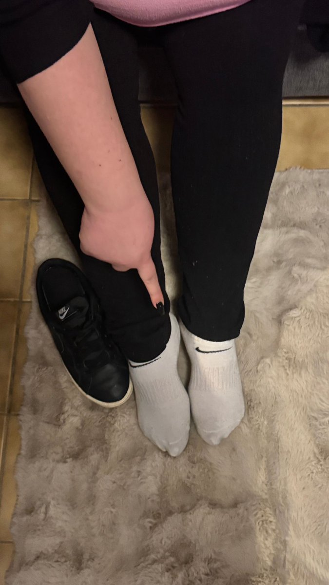 Ab unter meine füße wo du hin gehörst !   Leg mir dein geld zu Füßen 

#Findom #Femdom #zahlsau #zahltrottel #Zahlsklave #paypig #moneydom #geldherrin