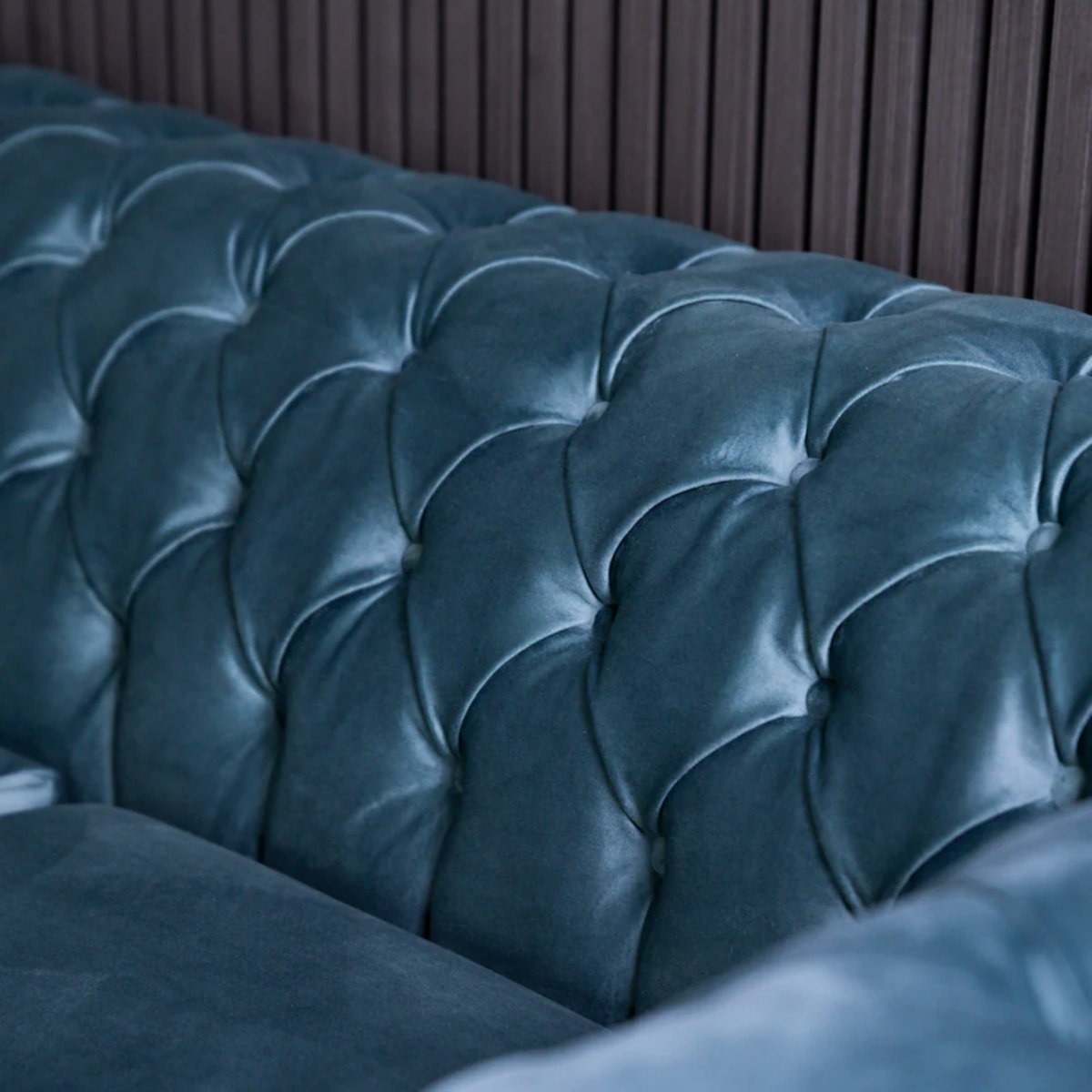 FWHomestores's tweet photo. Winter Sale Alert!

Elevate your living room with the Dovecote 3 Seater Sofa—now up to 50% off!

Available in teal and mustard velvet, this Chesterfield-inspired sofa features a deep-buttoned back, rolled arms, and plush cushions for ultimate comfort.

#WinterSale #VelvetSofa https://t.co/yFRssxr6Iu