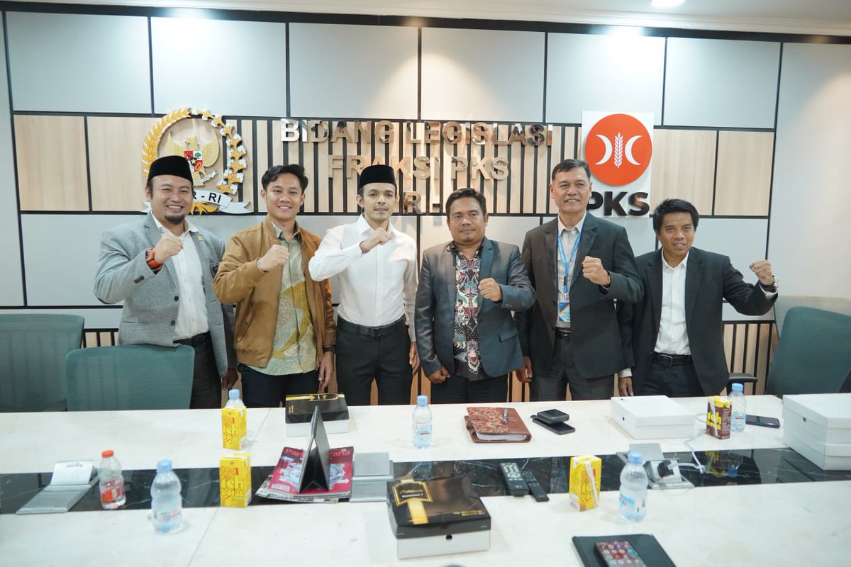 FPKSDPRRI's tweet image. Anggota F-PKS DPR RI, Rahmat Saleh dan Gamal, menerima audiensi dari dosen dan mahasiswa Universitas Islam Sumatera Barat dan STEI Ar-Risalah Sumatera Barat terkait pengajuan kuota beasiswa KIP di Kompleks Parlemen, Senayan, Jakarta, pada Senin (03/02/2025).

#fraksipksdprri…
