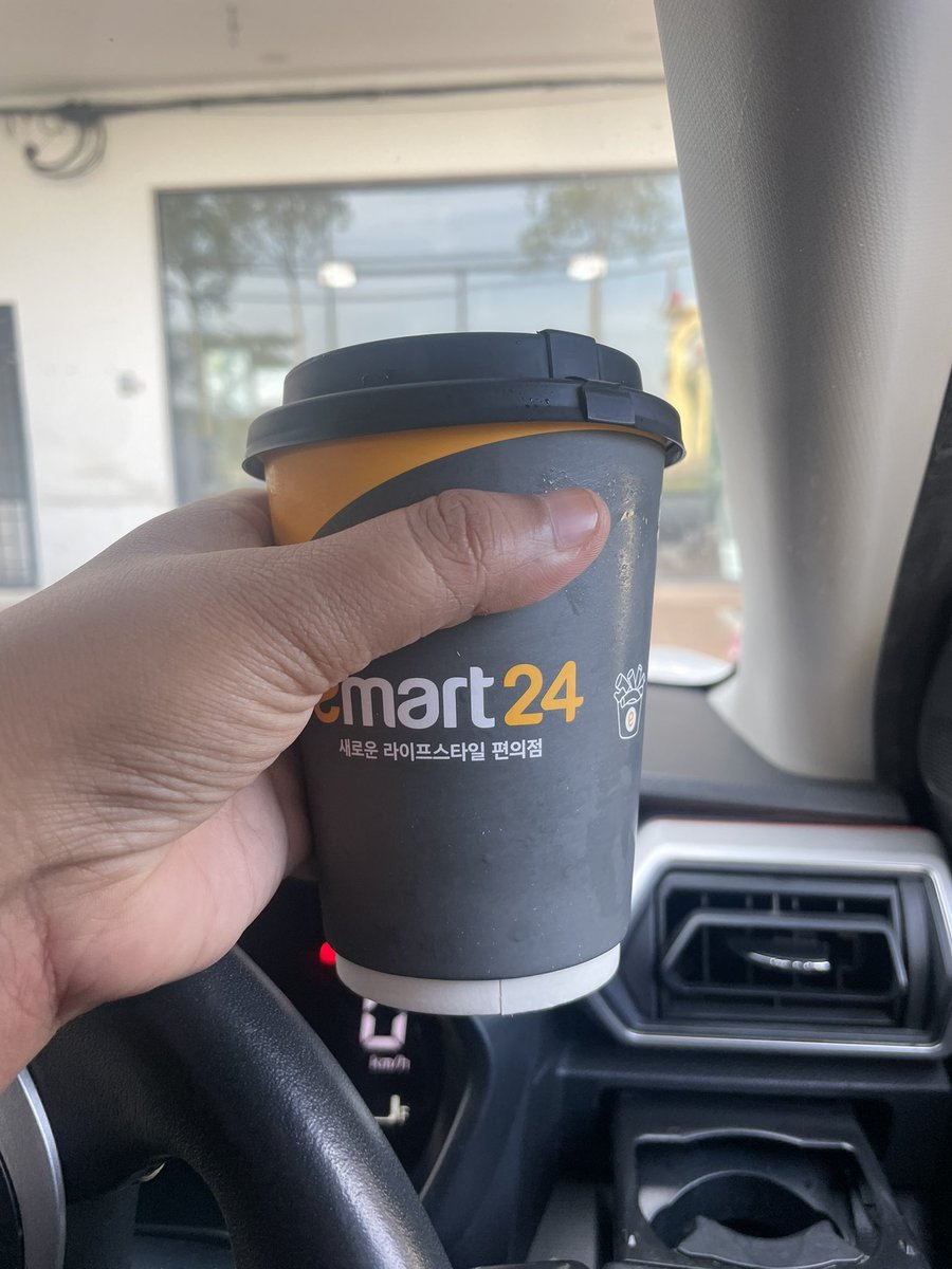 Tolonglah tambah staf.2 org je staf time kemuncak jam 5pm. order butterscotch iced choc 17:14 siap 17:35 dlm bekas air panas sbb penutup ssh nk pasang.dgn bersepah org menunggu #emart24my GAMBANG KUANTAN PAHANG