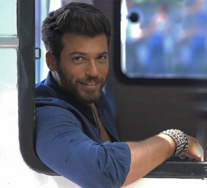 Às vezes, a vida pede que vivamos um dia de cada vez. Vamos aproveitar cada momento, celebrar as pequenas vitórias e encontrar beleza nas simplicidades do dia a dia! 🌼❤️ 
#CanYaman 
#ElTurco