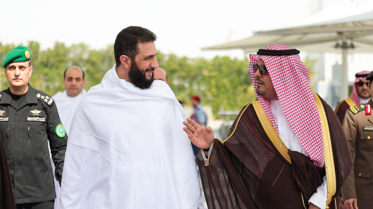 وصول السيد الرئيس أحمد الشرع ووزير الخارجية أسعد الشيباني إلى مدينة جدة ليتوجها بعدها إلى مكة المكرمة لأداء مناسك العمرة، وكان في استقباله بمطار الملك عبدالعزيز نائب أمير منطقة مكة صاحب السمو الملكي الأمير سعود بن مشعل آل سعود
