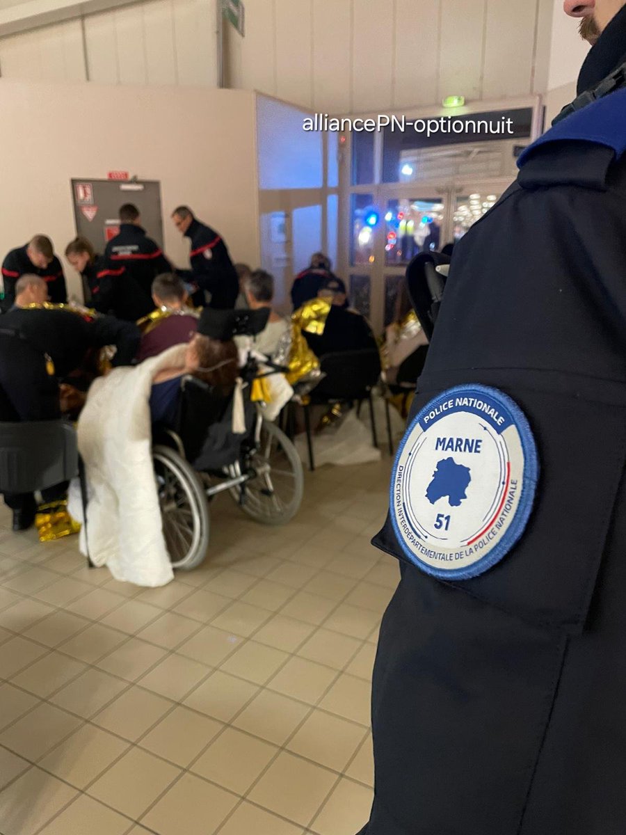 williammaury34's tweet photo. 14 enfants ont dû être évacués d'une maison d'accueil pour enfants en situation de handicap
 et deux autres ont été légèrement blessés suite à un 🔥.Nos collègues sont des heros. 
Félicitations aux intervenants 
@alliancepolice
 @Chalonsenchamp @PoliceNationale
@SDIS51 
@Prefet51 https://t.co/Sk3xa5oBm4