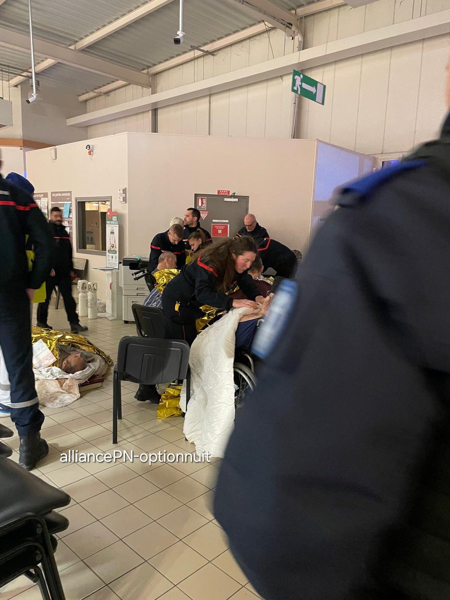 williammaury34's tweet photo. 14 enfants ont dû être évacués d'une maison d'accueil pour enfants en situation de handicap
 et deux autres ont été légèrement blessés suite à un 🔥.Nos collègues sont des heros. 
Félicitations aux intervenants 
@alliancepolice
 @Chalonsenchamp @PoliceNationale
@SDIS51 
@Prefet51 https://t.co/Sk3xa5oBm4
