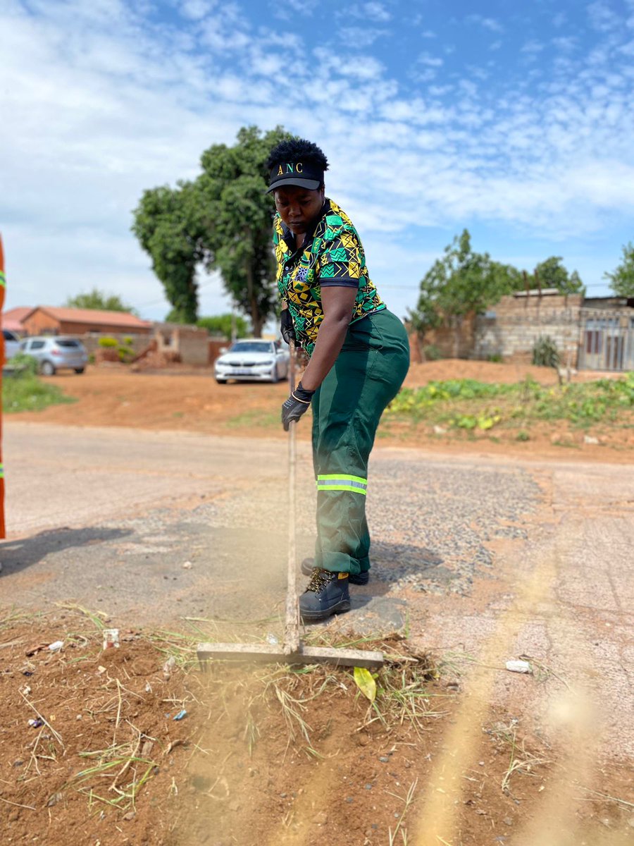 PalesaV_Modise's tweet image. MMC of CSDS Palesa Modise is Cleaning up illegal dumping sites and removing debris in ward 36 as part of her constituency work, in partnership with local business and community.

#100daysofworking
##BootsOnTheGround