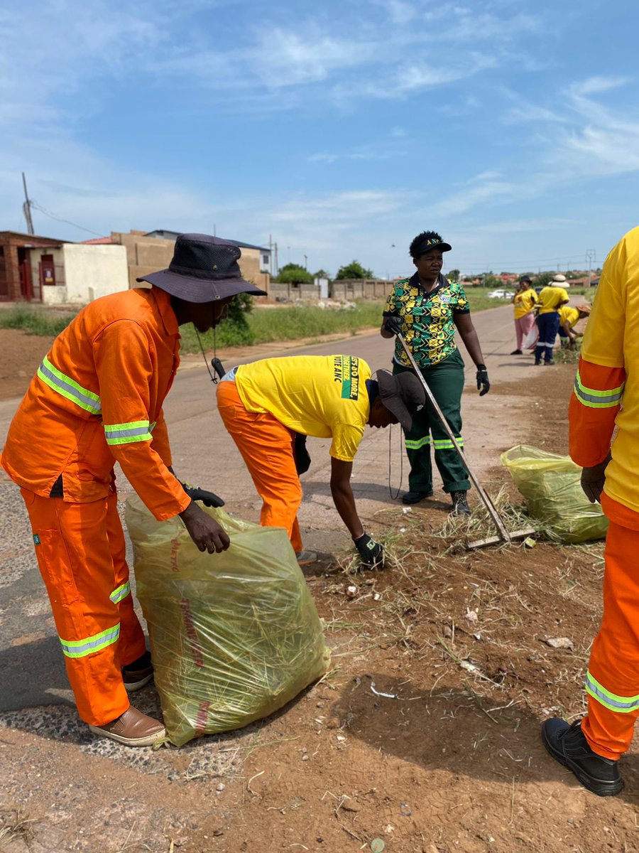 PalesaV_Modise's tweet image. MMC of CSDS Palesa Modise is Cleaning up illegal dumping sites and removing debris in ward 36 as part of her constituency work, in partnership with local business and community.

#100daysofworking
##BootsOnTheGround