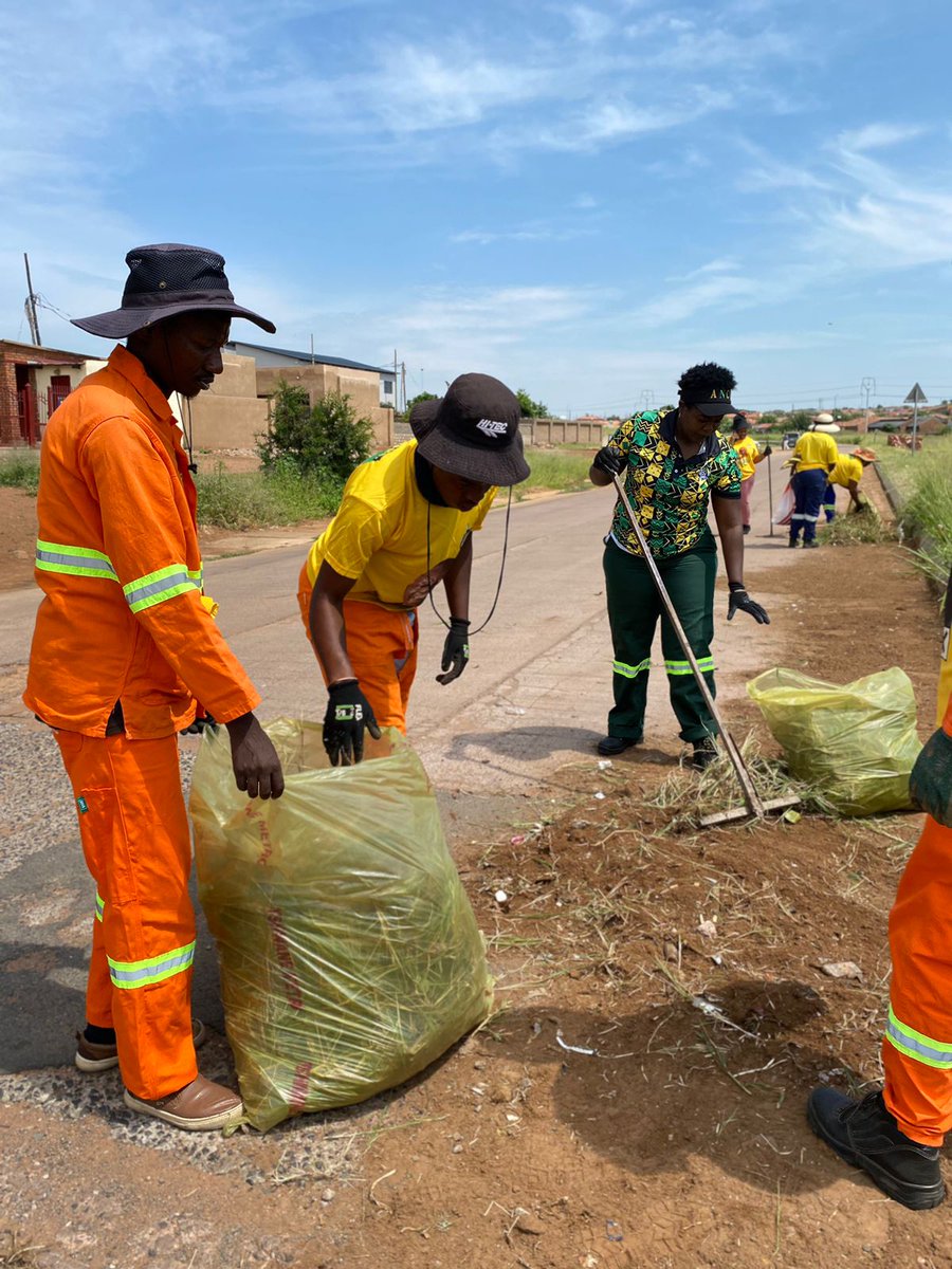 PalesaV_Modise's tweet image. MMC of CSDS Palesa Modise is Cleaning up illegal dumping sites and removing debris in ward 36 as part of her constituency work, in partnership with local business and community.

#100daysofworking
##BootsOnTheGround
