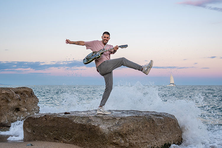 Adrià Salas, cantante de <a href="/lapegatina/">La Pegatina</a>, estará esta misma semana presentando en Madrid y Barcelona su primer trabajo en solitario titulado “Corazón de Maguey” (<a href="/CalaveritaRcrds/">Calaverita Records</a>, 25). Pero antes charló con Mondo Sonoro.
mondosonoro.com/entrevistas/ad…