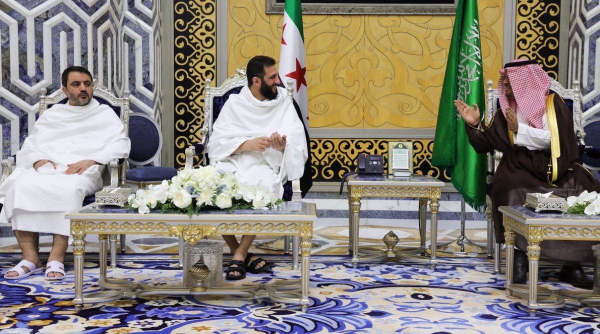 وصول فخامة الرئيس أحمد الشرع ووزير الخارجية أسعد الشيباني إلى مدينة جدة ليتوجها بعدها إلى مكة المكرمة لأداء مناسك العمرة، وكان في استقباله بمطار الملك عبدالعزيز نائب أمير منطقة مكة صاحب السمو الملكي الأمير سعود بن مشعل آل سعود.
#سوريا 
#المملكة_العربية_السعودية