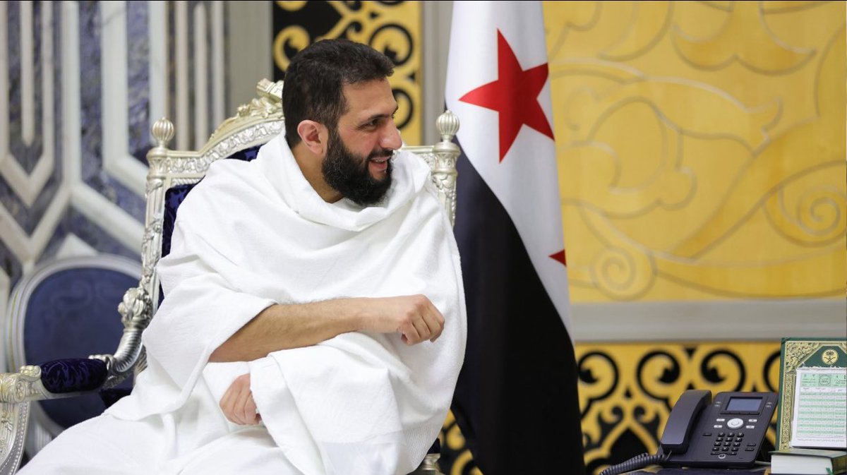 scagc's tweet photo. وصول فخامة الرئيس أحمد الشرع ووزير الخارجية أسعد الشيباني إلى مدينة جدة ليتوجها بعدها إلى مكة المكرمة لأداء مناسك العمرة، وكان في استقباله بمطار الملك عبدالعزيز نائب أمير منطقة مكة صاحب السمو الملكي الأمير سعود بن مشعل آل سعود.
#سوريا 
#المملكة_العربية_السعودية https://t.co/dziE11j6tY