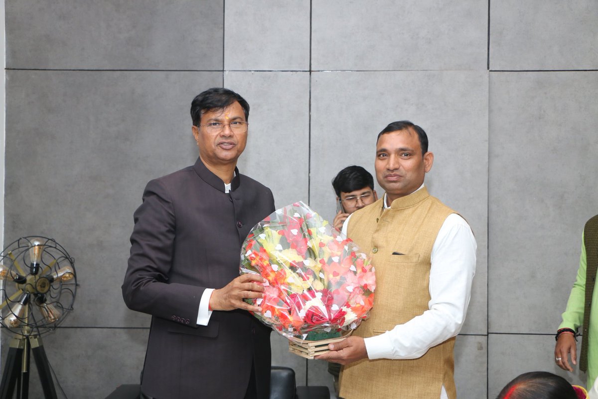 KAMTAPR41212497's tweet photo. विधान परिषद सदस्य,एस.आर. ग्रुप ऑफ़ इंस्टिट्यूट के चेयरमैन मा•श्री पवन सिंह चौहान जी भाईसाहब को जन्मदिन की हार्दिक बधाई एवं शुभकामनाए ।
जगत जननी मां चन्द्रिका देवी सदैव आपको स्वस्थ एवं दीर्घायु रखें https://t.co/oJXyDGjlHc