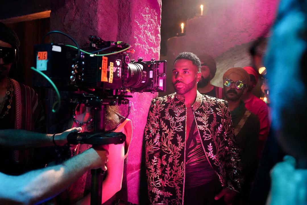 BollyTellyBuzz's tweet image. Ooh-la-la! #NoraFatehi unveils behind-the-scenes moments with #JasonDerulo from &apos;#Snake&apos; 🫶🏽