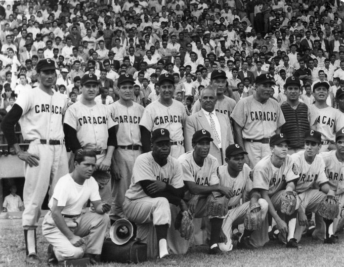 javiergon56's tweet photo. SEXTO TÍTULO CARAQUISTA
3/2/1962: De la mano del mánager Regino Otero, el Caracas se tituló por sexta vez en la LVBP, al derrotar a Oriente 7-4. El zurdo caraquista Bo Belinski abanicó a 15 bateadores. En las gráficas, Belinski en hombros de los aficionados y el equipo campeón https://t.co/NxT7dFdEWY
