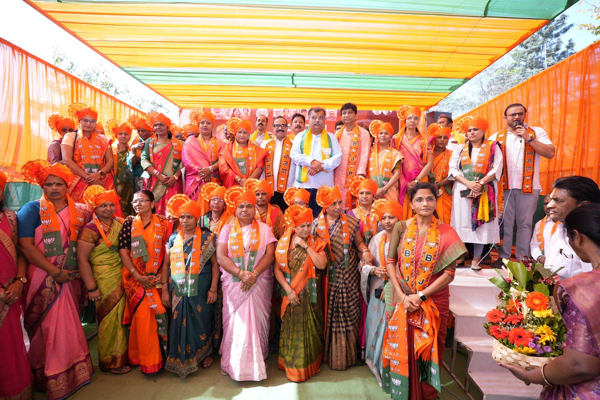 RaviDadaChavan's tweet photo. भाजपा परिवारात प्रवेश करणाऱ्या सर्वांचे हार्दिक स्वागत ! 

भाजपा हा कार्यकर्त्यांचा पक्ष आहे, कार्यकर्त्यांचा सन्मान करणारा पक्ष आहे. कोणतीही राजकीय पार्श्वभूमी नसताना भाजपा परिवारातील अनेक कार्यकर्त्यांनी आपल्या कर्तृत्वाने देशाच्या आणि महाराष्ट्राच्या राजकारणात आपले स्थान निर्माण केले आहे. भाजपा परिवारातील प्रवेश म्हणजे राष्ट्रहितासाठी झटण्याची सुवर्णसंधी आहे. 

छत्रपती संभाजीनगर येथील शिवसेना उबाठा गटाच्या अनेक कार्यकर्त्यांनी आज उस्मानपुरा येथे भाजपा परिवारात प्रवेश केला. याप्रसंगी या पक्षप्रवेश सोहळ्याला उपस्थित राहत पक्षप्रवेश करणाऱ्या सर्व कार्यकर्त्यांचे स्वागत केले तसेच पुढील वाटचालीसाठी शुभेच्छा दिल्या.  

यावेळी कॅबिनेट मंत्री अतुल सावे, भाजपा शहर जिल्हाध्यक्ष शिरीष बोराळकर, प्रदेश सरचिटणीस संजय केणेकर, माजी महापौर बापू घडामोडे आणि अनिल मकरिये आदी उपस्थित होते. 

#ChatrapatiSambhajiNagar #BJP4Maharashtra #Maharashtra #AaplaRavi