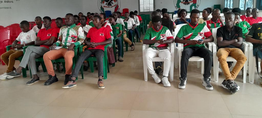 cndd_fddburunga's tweet photo. Kuwa02/2/2025 Antenne #Makamba intara #Burunga.
 #Imbonerakure zo mmakaminuza atandukanye arı @MairieBuja zakoranye.Uwubarongoye yabahamagariye kugendera akarangamutima k'umugambwe @CnddFdd gupangakarere, guhagarara magabo,kwimamatwi basesankuyoze muribibihe vy'amatora ya2025. https://t.co/5VRidcNe51