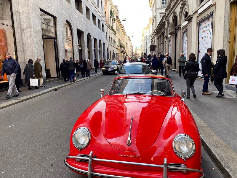 Jet7One's tweet photo. Quadrilatero d'oro della moda or #FashionQuadrilateral is the district in #Milan brodered by 4 main thoroughfares - #ViaMonteNapoleone, Via Alessandro Manzoni, Via della Spiga and Corso Venezia - hence the #Quadrilatero reference https://t.co/tAg9aGtbM8
