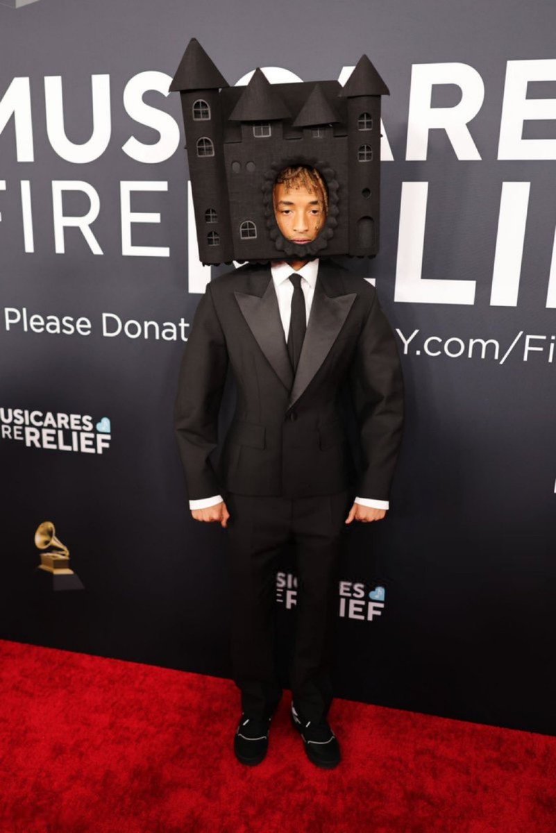 NoContextHumans's tweet photo. wtf was Jaden Smith wearing last night 😂 https://t.co/mhnUWIM6C9