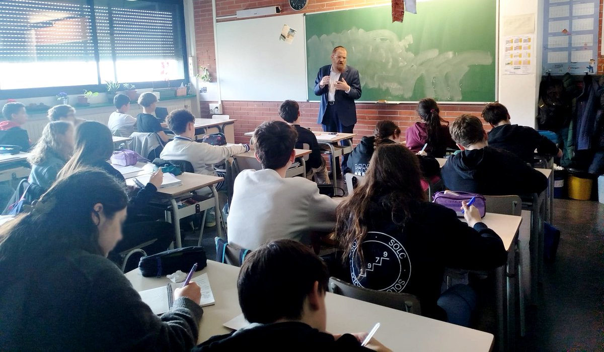 El rabí David Libersohn ha compartit amb els alumnes de 2n d'ESO de la <a href="/EscolaSolc/">Escola Solc</a> una xerrada sobre judaïsme i història. Una oportunitat per apropar-se a la nostra herència i reflexionar junts.
#JabadBarcelona #Judaïsme #Educació