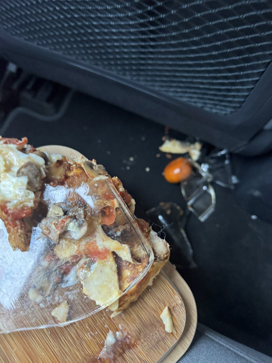 InesCandiiz's tweet photo. @Uber_Support C’est donc ça votre service client ? Arriver au travail en retard, devoir racheter un déjeuner sur uber eat alors que j’avais préparé le miens, rajouter du stress et me peter le dos tt la journée à cause du freinage brutal qu’il y a eu. @boltapp j’espère vous êtes + efficaces https://t.co/KcMhCNFE93