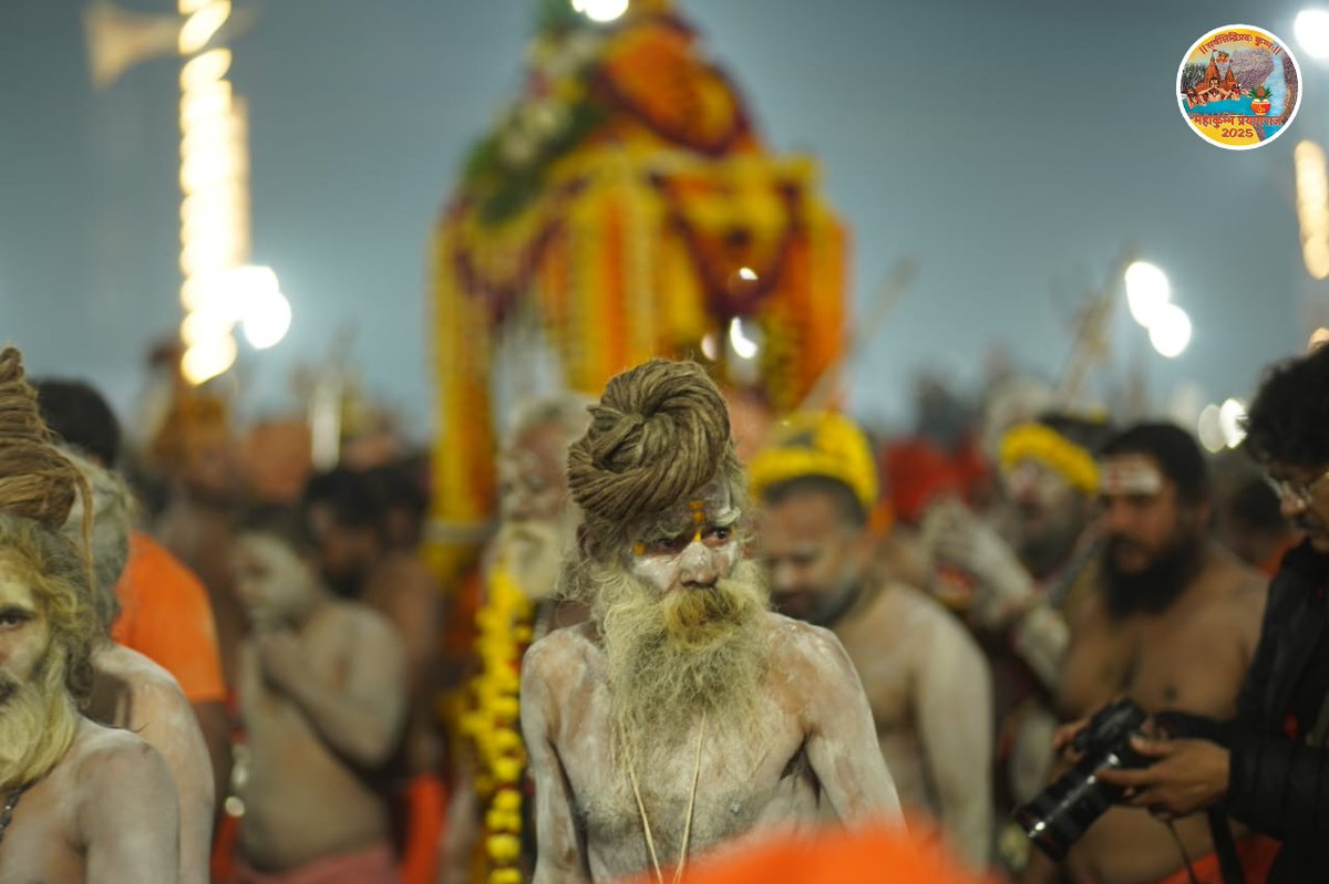 MahaKumbh5's tweet photo. महाकुम्भ सनातन संस्कृति के प्रतीक अखाड़ों में श्री पंचदशानाम जूना अखाड़ा, श्री पंचदशनाम आवाहन अखाड़ा तथा श्री पंच अग्नि अखाड़े के संन्यासियों ने विश्व कल्याण की कामना करते हुए अमृत स्नान किया। सनातन संस्कृति का अद्भुत और भव्य ���्वरूप आज त्रिवेणी के घाटों पर विराजमान है।
#MahaKumbh https://t.co/9yLh3zDslr