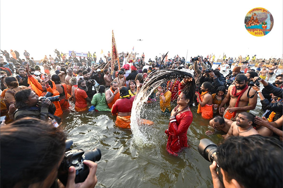 MahaKumbh5's tweet photo. महाकुम्भ सनातन संस्कृति के प्रतीक अखाड़ों में श्री पंचदशानाम जूना अखाड़ा, श्री पंचदशनाम आवाहन अखाड़ा तथा श्री पंच अग्नि अखाड़े के संन्यासियों ने विश्व कल्याण की कामना करते हुए अमृत स्नान किया। सनातन संस्कृति का अद्भुत और भव्य ���्वरूप आज त्रिवेणी के घाटों पर विराजमान है।
#MahaKumbh https://t.co/9yLh3zDslr