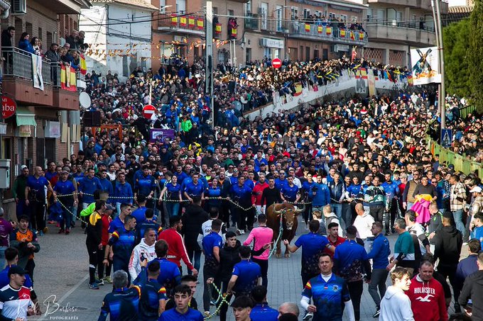 💥 Que no se atrevan a llamarse a sí mismos demócratas los que quieren acabar con la cultura de un pueblo.

Nuestra cultura, tu cultura, es la del toro en la calle y el toro en la plaza. Y ningún político tiene capacidad para limitarla.

¡Orgullosos de nuestra forma de celebrar!