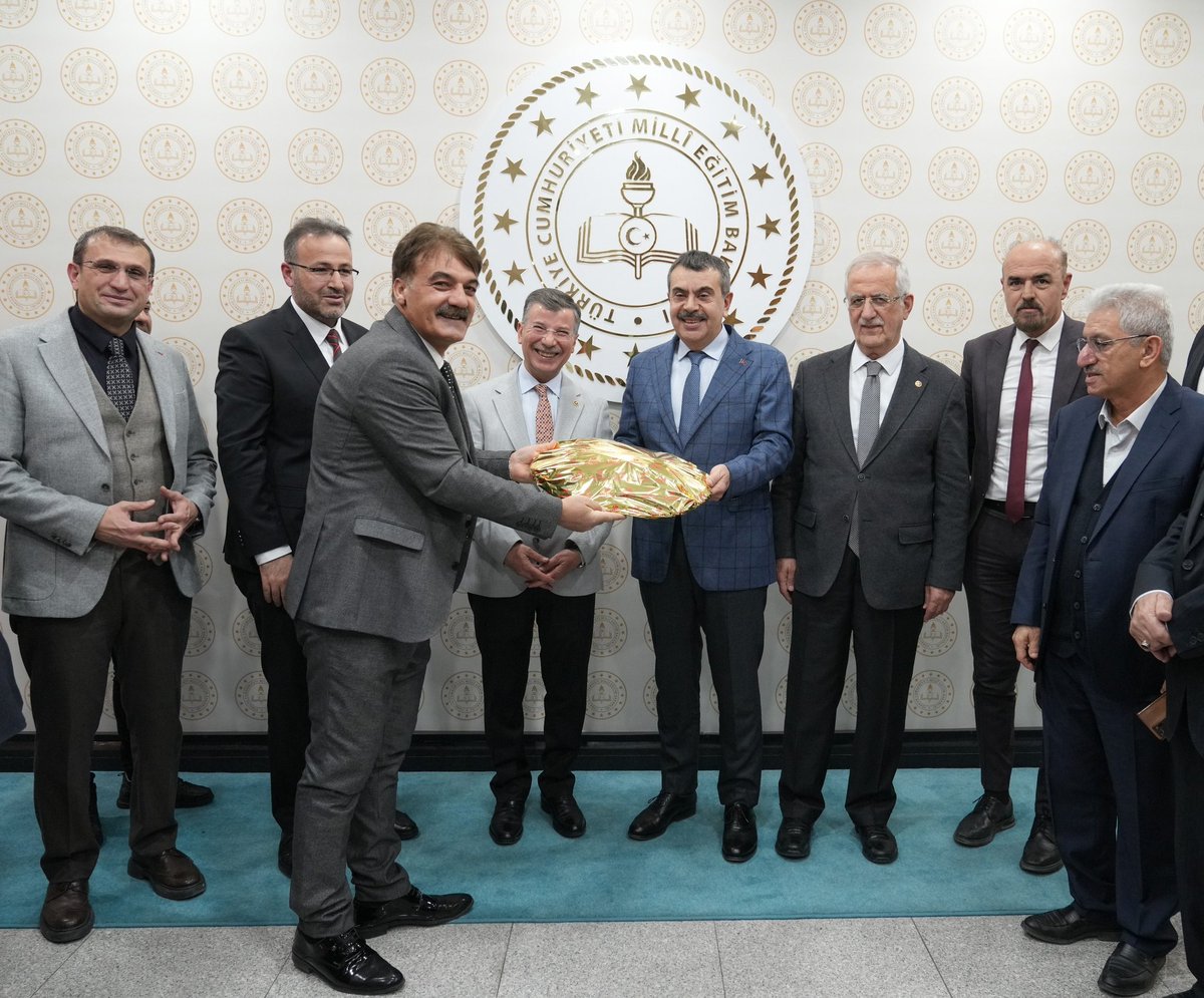 Özel Meslek Liseleri Federasyonu Yönetimi olarak MEB Bakanımız Sn Yusuf TEKİN’i ziyaret ettik. Sn Bakanımızın Nisan ayında düzenleyeceğimiz Çalıştaya katılacak olması bizleri oldukça mutlu etmiştir. Bakanımız Sn <a href="/Yusuf__Tekin/">Yusuf Tekin</a> e kabullerinden dolayı çok teşekkür ederiz. <a href="/tcmeb/">Millî Eğitim Bakanlığı</a>