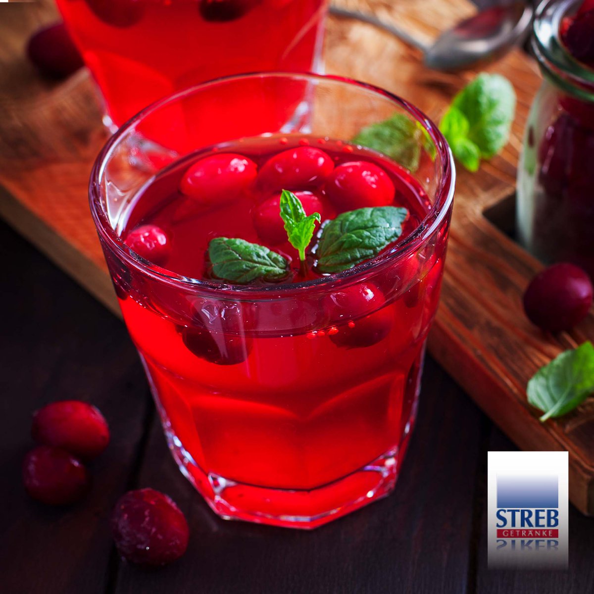 Lillet Hot Berry – Dein Wintergenuss! 🍷 ❄️

Ein heißer Drink für kalte Tage – einfach himmlisch!

Zutaten:
➡️ 8 cl Lillet Blanc
➡️ 6 cl Schwarzer Johannisbeersaft
➡️ 6 cl Cranberrynektar
➡️ 2 cl Zitronensaft
➡️ 2 cl Orangensaft

Streb – Wir leben Getränke.

#Streb #Winterdrink