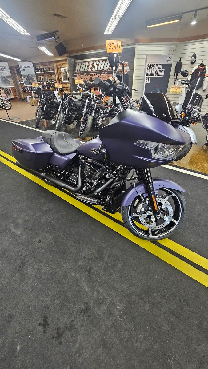 MIbiker71's tweet photo. Stopped in at Holeshot Harley-Davidson in Mt.Pleasant MI . What do you think of this color? https://t.co/GwMfTdTKeu